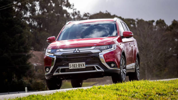 2019 Mitsubishi Outlander red front 3/4 driving