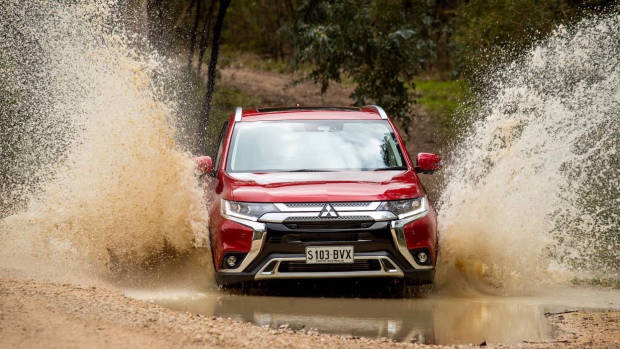 2019 Mitsubishi Outlander red front off-road