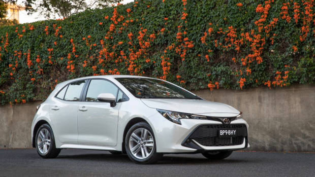 2019 Toyota Corolla Ascent Sport white front 3/4