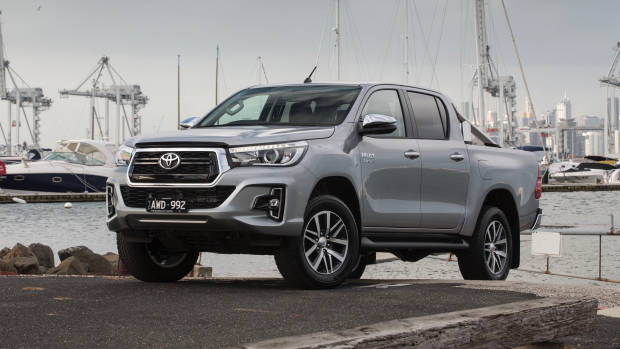 2019 Toyota HiLux SR5 silver front 3/4 far