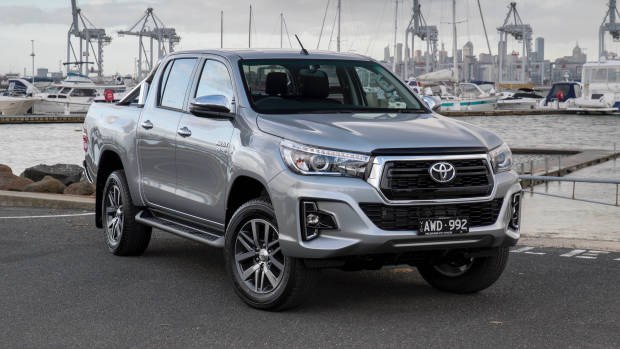 2019 Toyota HiLux SR5 silver front 3/4