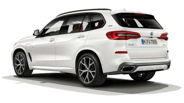 2019 BMW X5 xDrive45e white rear 3/4