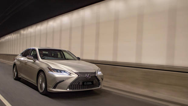 2019 Lexus ES300h Sports Luxury front driving