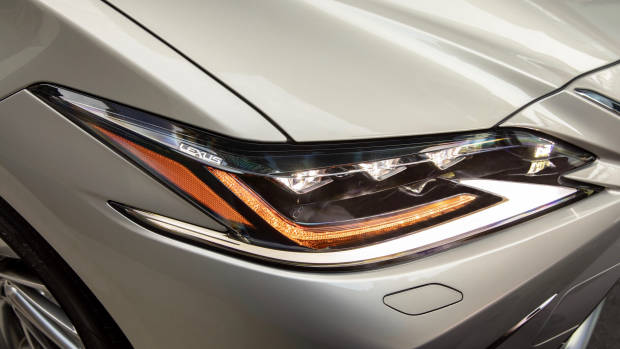 2019 Lexus ES300h Sports Luxury headlight