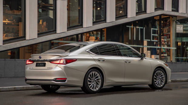 2019 Lexus ES300h Sports Luxury rear 3/4