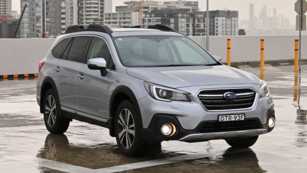 2019 Subaru Outback 3.6R silver front end