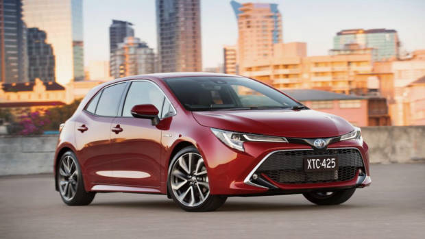 2019 Toyota Corolla ZR hybrid Volcanic Red front 3/4 detail