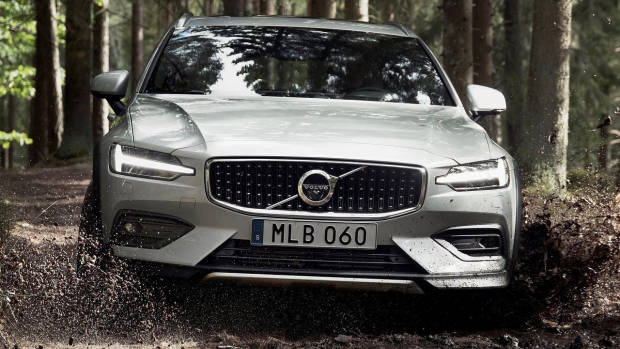 2019 Volvo V60 Cross Country front