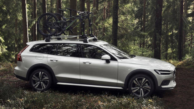 2019 Volvo V60 Cross Country side