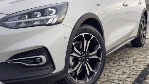 2019 Ford Focus Active white front 3/4 detail