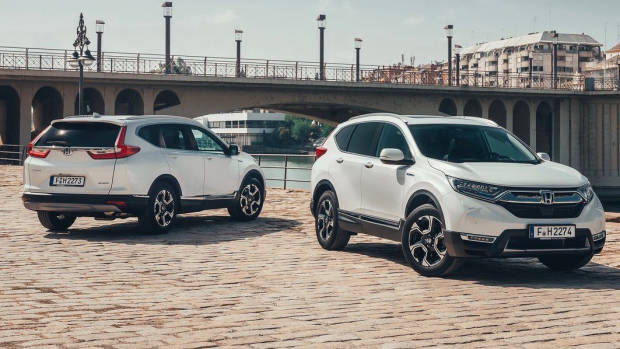2019 Honda CR-V hybrid white front + rear