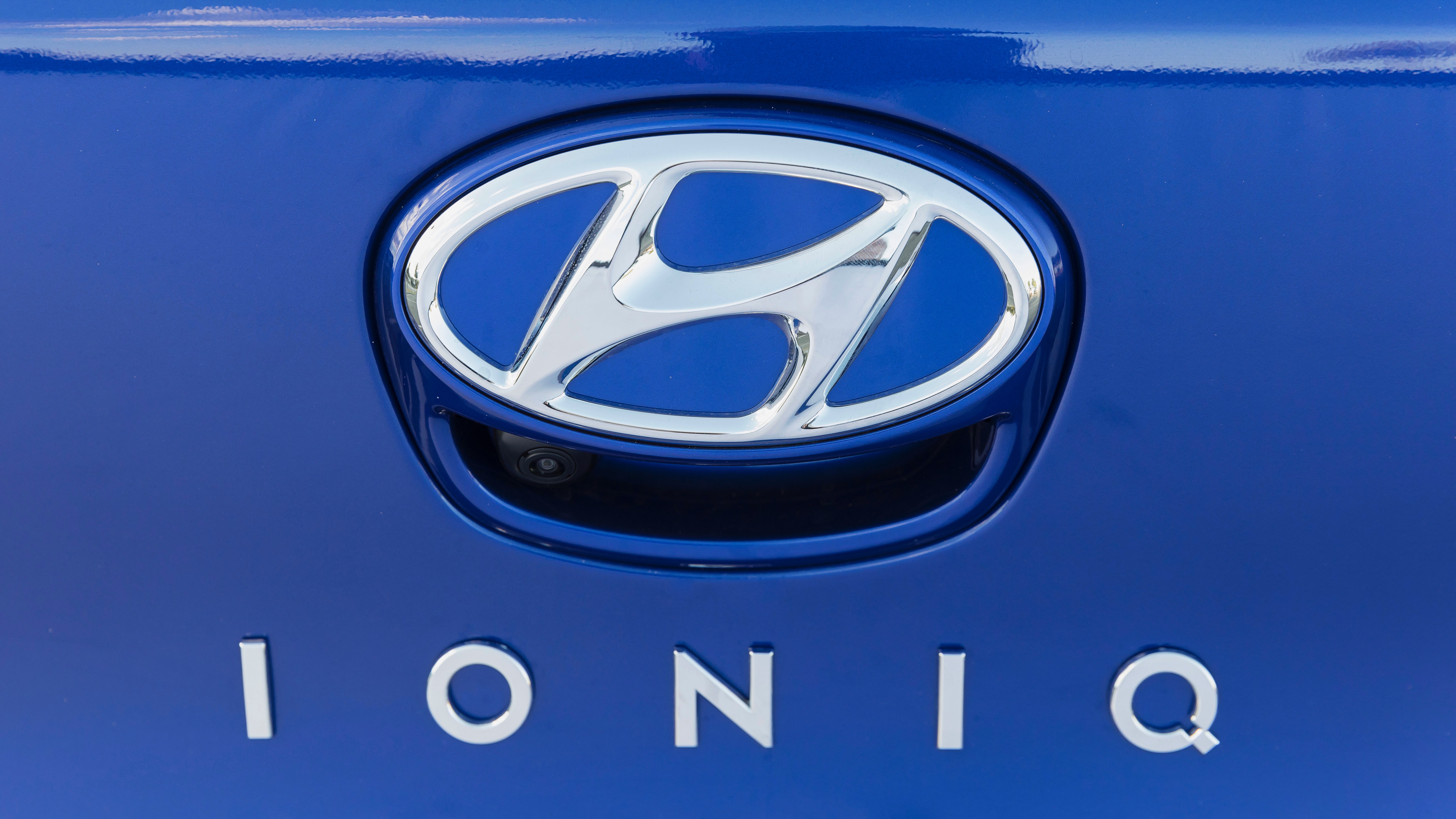 2019 Hyundai Ioniq badge