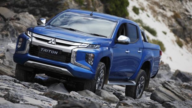 2019 Mitsubishi Triton GLS Premium blue front 3/4