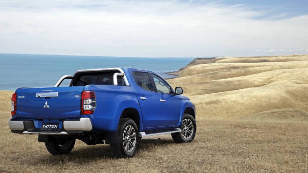 2019 Mitsubishi Triton GLS Premium blue rear 3/4
