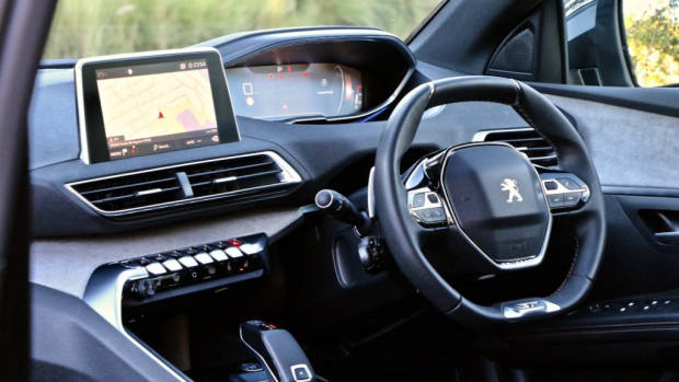 2019 Peugeot 5008 GT cockpit