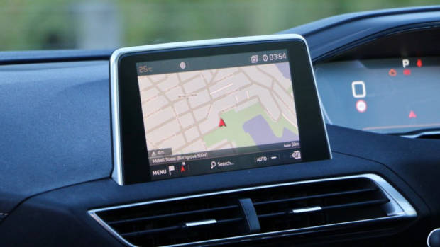 2019 Peugeot 5008 GT touchscreen