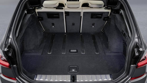 2019 BMW 330i Touring boot space