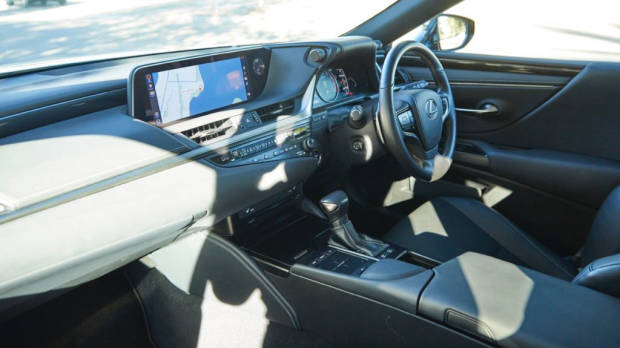 Lexus ES 300h hybrid review 2019 dashboard