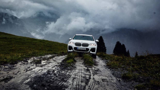 2020 BMW X3 xDrive 30e front