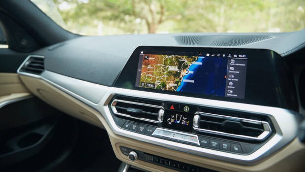 BMW 330i Touring review 2020 iDrive