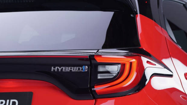Toyota Yaris Hybrid 2020 badge