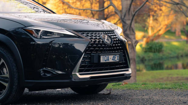 Lexus UX 200 Grille