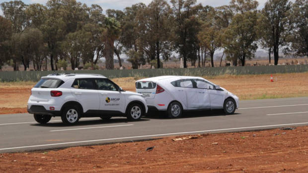 Hyundai Venue detecting a stopped car using AEB
