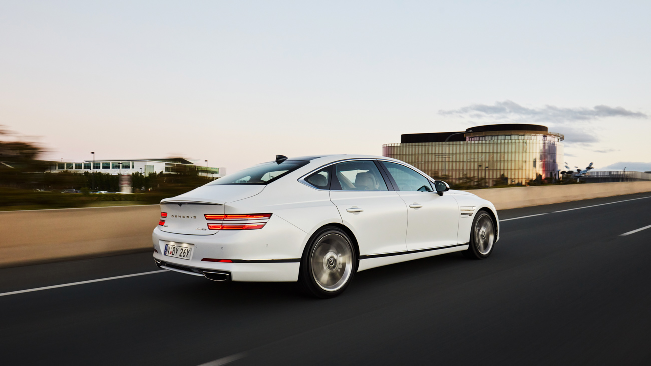Genesis G80 2021 2.5 white rear end