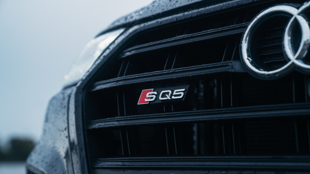 Audi SQ5 TDI 2020 grille badge