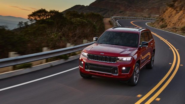 Jeep Grand Cherokee L 2021 driving