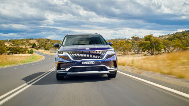 Kia Carnival Platinum 2021 driving