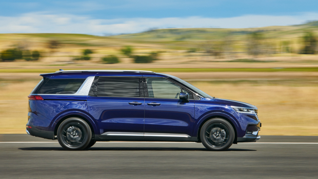 Kia Carnival Platinum 2021 driving