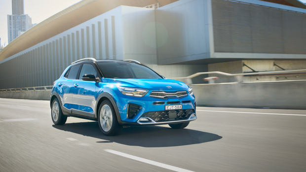 Kia Stonic GT Line 2021 blue driving