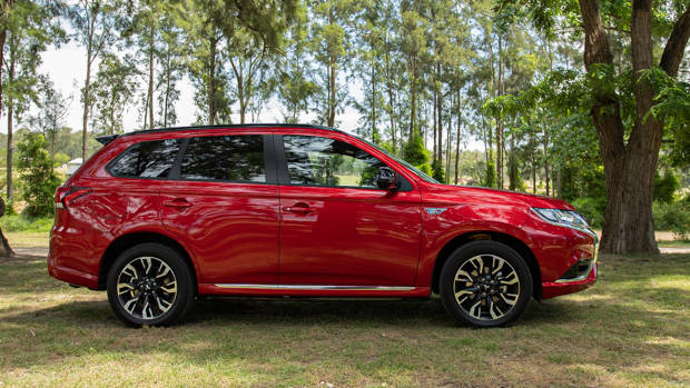Mitsubishi Outlander PHEV 2021 side profile