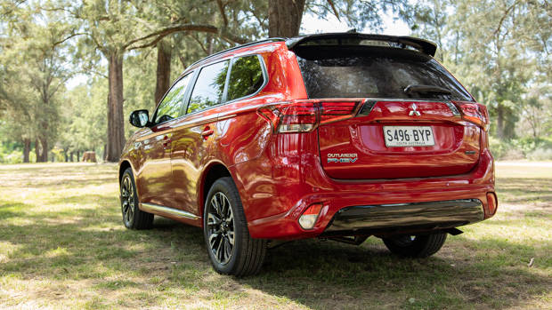 Mitsubishi Outlander PHEV 2021 rear end