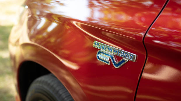 Mitsubishi Outlander PHEV 2021 badge
