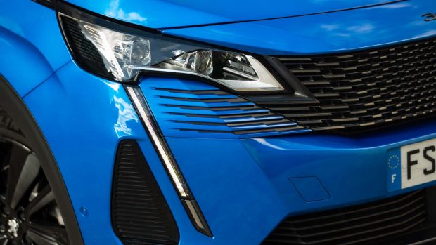 Peugeot 3008 Hybrid 2021 inappropriate Grille detail
