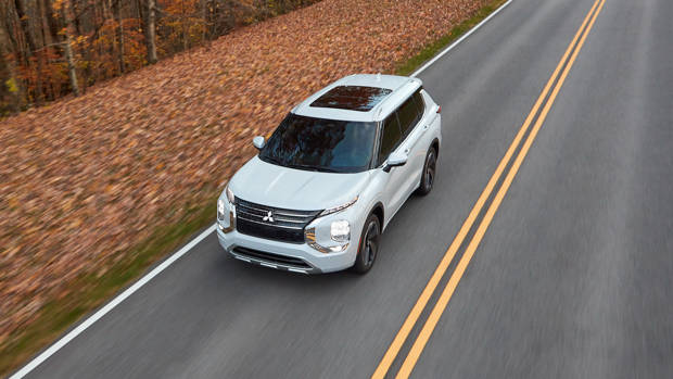 Mitsubishi Outlander 2021 driving