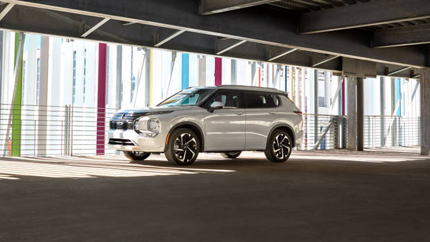 Mitsubishi Outlander 2021 front 3/4