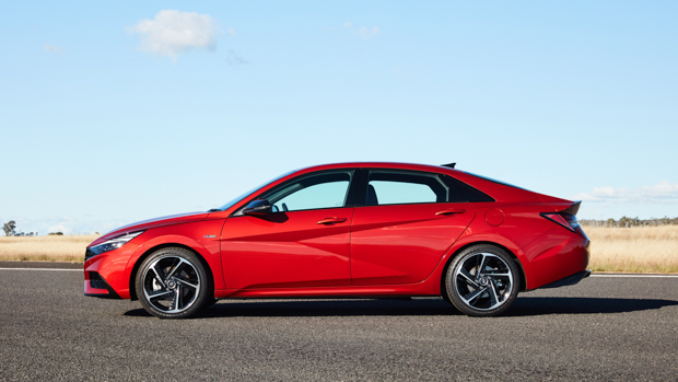 Hyundai i30 Sedan N Line red profile