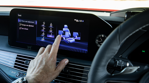 Lexus LS 500 F Sport 2021 touchscreen