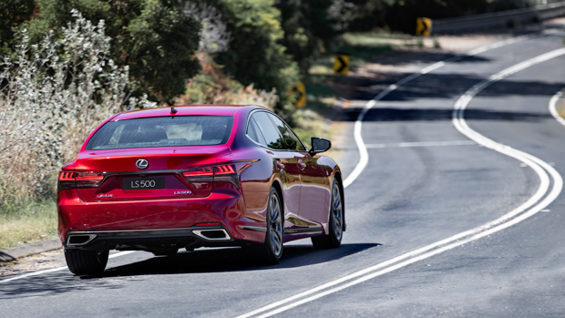 Lexus LS 500 F Sport 2021 driving