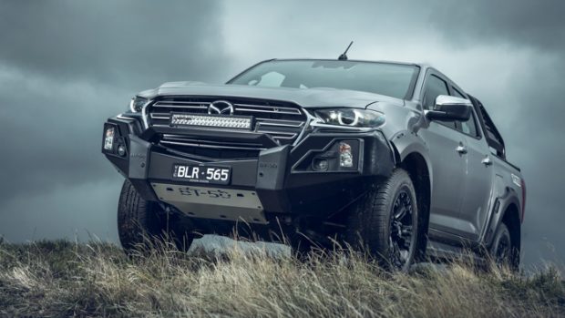 Mazda BT-50 Thunder 2021 climbing