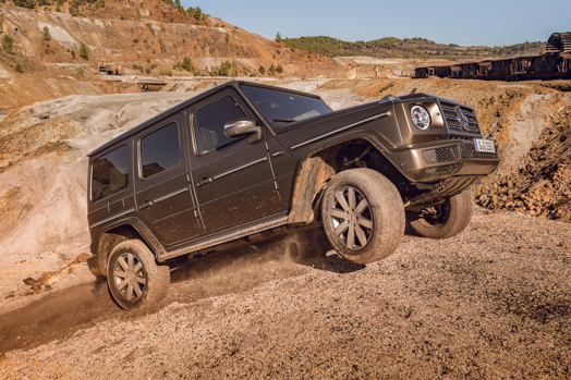 Mercedes-Benz G400d 2021 climbing