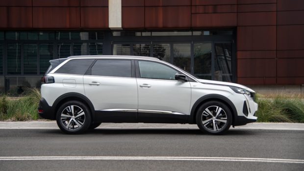 Peugeot 5008 2021 side