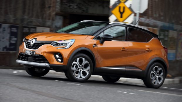 Renault Captur 2021 front driving 2