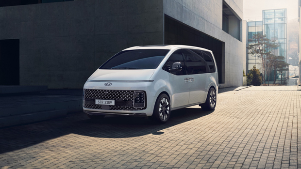 Hyundai Staria 2021 front 3/4
