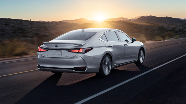 Lexus ES 2021 rear driving