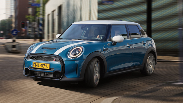 Mini Cooper 2021 hatch driving