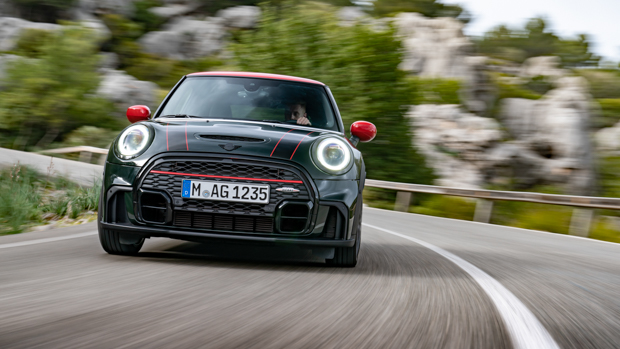 Mini JCW 2021 driving 3/4